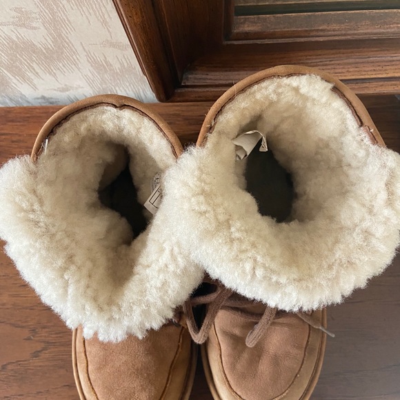 UGG “Lodge” boots size 7 (can fit 8!) - Picture 3 of 10